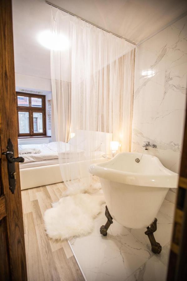 Стильна Квартира В Центрі На Площі Ринок Вулиця Галицька 9 Lviv Extérieur photo